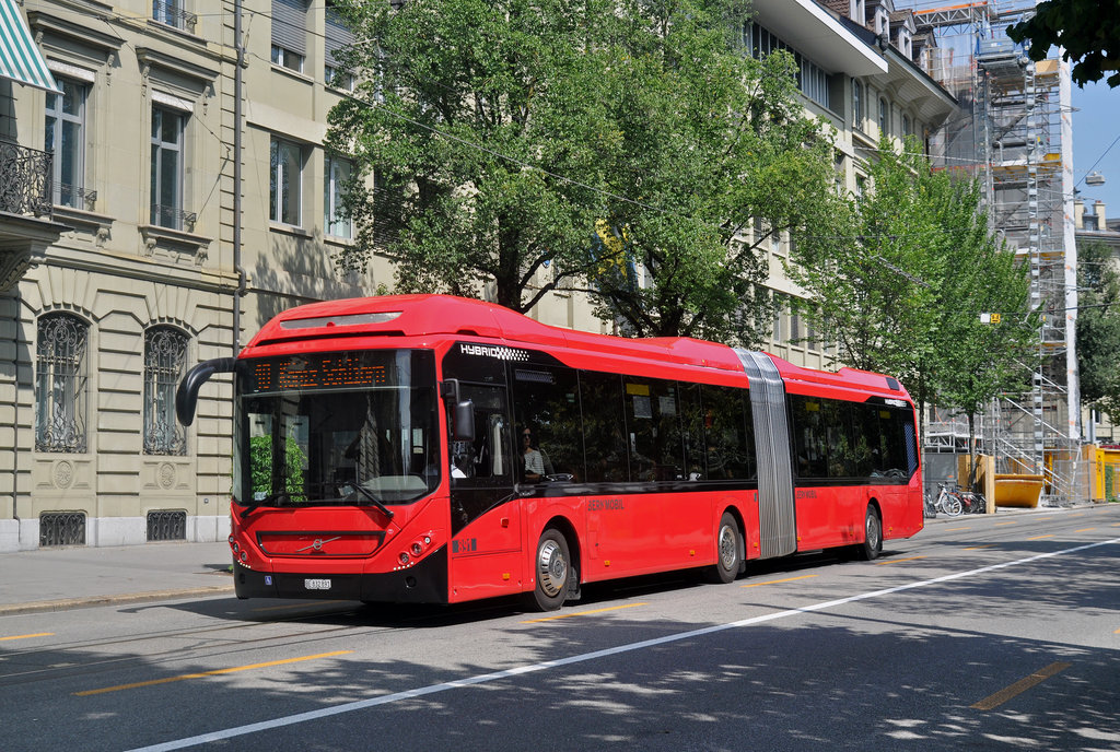 Volvo Hybrid Bus 891, auf der Linie 10, fährt durch die Bundesgase. Die Aufnahme stammt vom 25.08.2017.