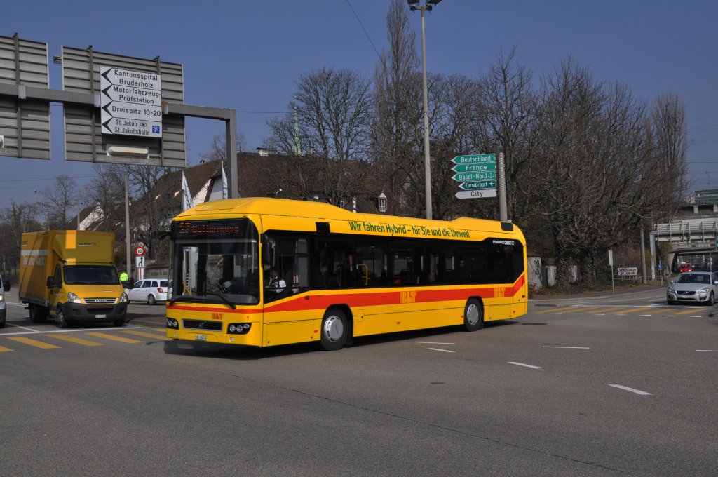 Volvo Hybrid Bus mit der Betriebsnummer 1 auf der Linie 37 fhrt zur Haltestelle St. Jakob. Die Aufnahme stammt vom 13.03.2012.