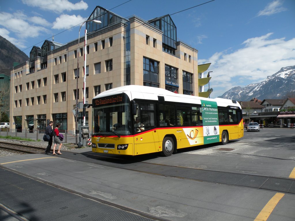 Volvo Hybrid Bus der Post auf der Linie 105 kurz nach dem Bahnhof Interlaken Ost. Die Aufnahme stammt vom 18.04.2013.