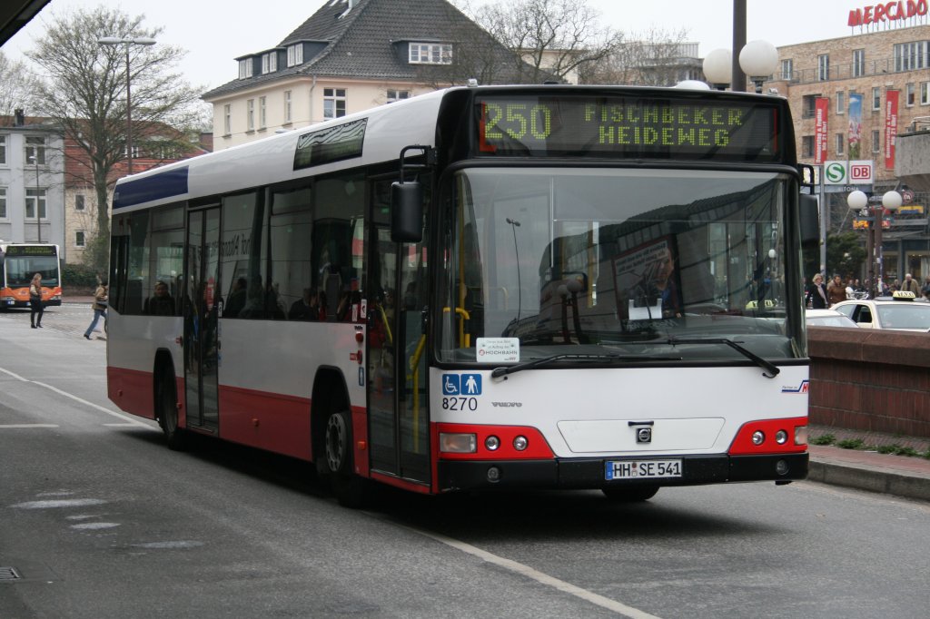 Volvo Stadtbus mit der Nummer 8270 von der SBG am 8.April 2010 auf der Linie 250 am Bf.Altona