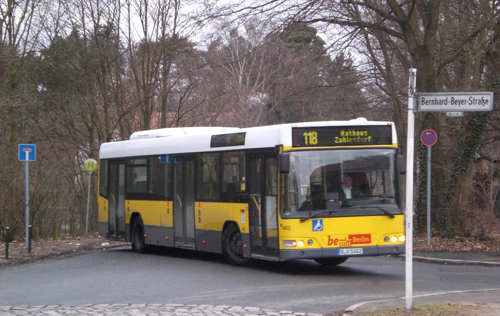 Volvo V7000 auf der Linie 118 nach Rathaus Zehlendorf an der Haltestelle Steinstcken.