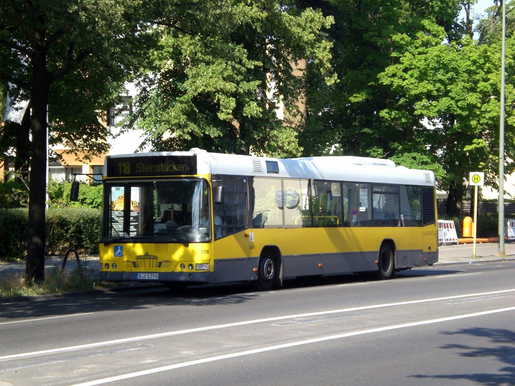 Volvo V7000 auf der Linie 118 nach Steinstcken an der Haltestelle Wannsee Pfaueninselchaussee/Knigstrae.