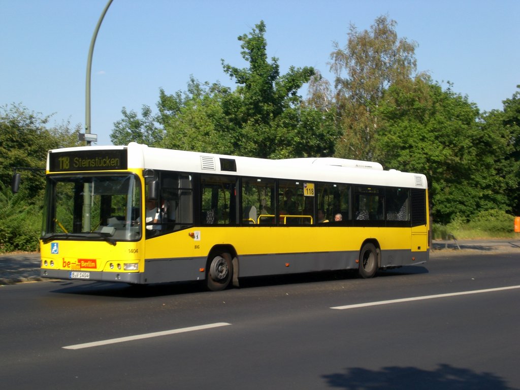 Volvo V7000 auf der Linie 118 nach Steinstcken an der Haltestelle Wannsee Wannseebrcke.