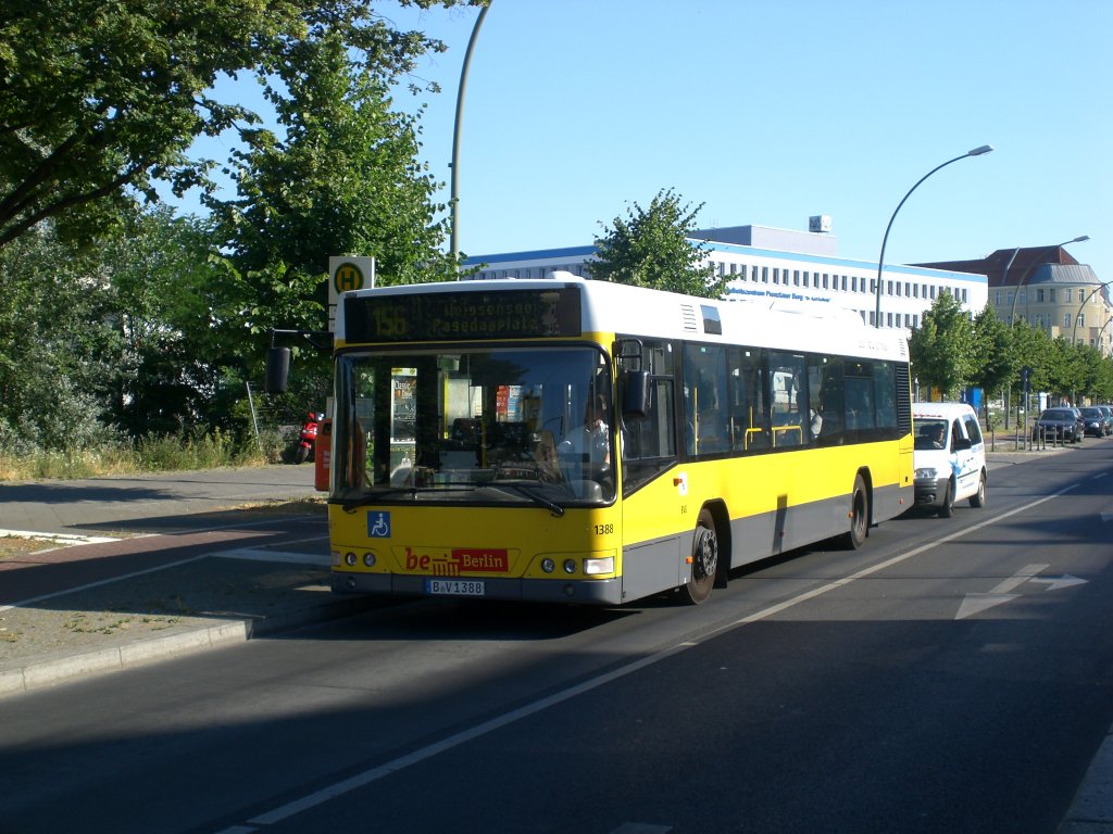 Volvo V7000 auf der Linie 156 nach Weiensee Pasedagplatz an der Haltestelle Prenzlauer Berg Erich-Weinert-Strae.