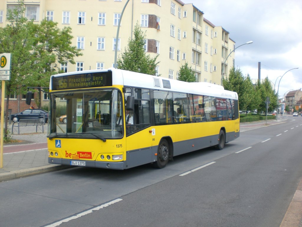 Volvo V7000 auf der Linie 156 nach Prenzlauer Berg Michelangelostrae an der Haltestelle Prenzlauer Berg Prenzlauer Allee/Ostseestrae.