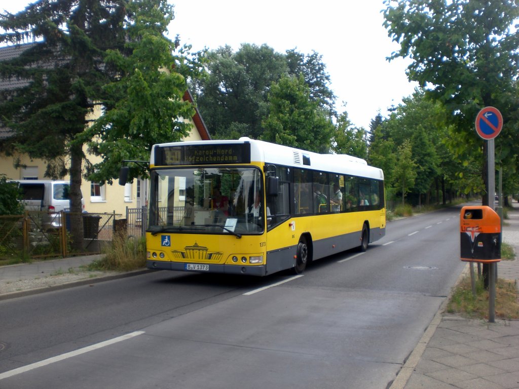 Volvo V7000 auf der Linie 350 nach Karow Hofzeichendamm an der Haltestelle Karow Mserstrae.