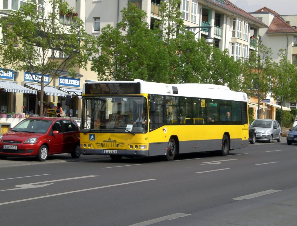 Volvo V7000 auf der Linie 350 nach Alt-Karow an der Haltestelle Karow Bucher Chaussee/Achillesstrae.