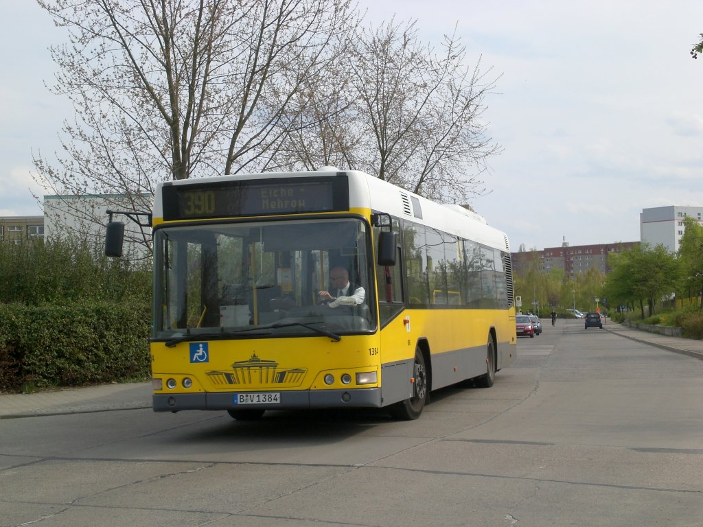 Volvo V7000 auf der Linie 390 nach Mehrow an der Haltestelle Ahrensfelde.