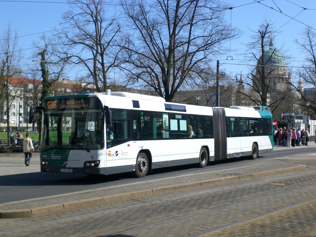Volvo V7700 auf der Linie 695 nach Bahnhof Pirschheide an der Haltestelle Platz der Einheit/West.