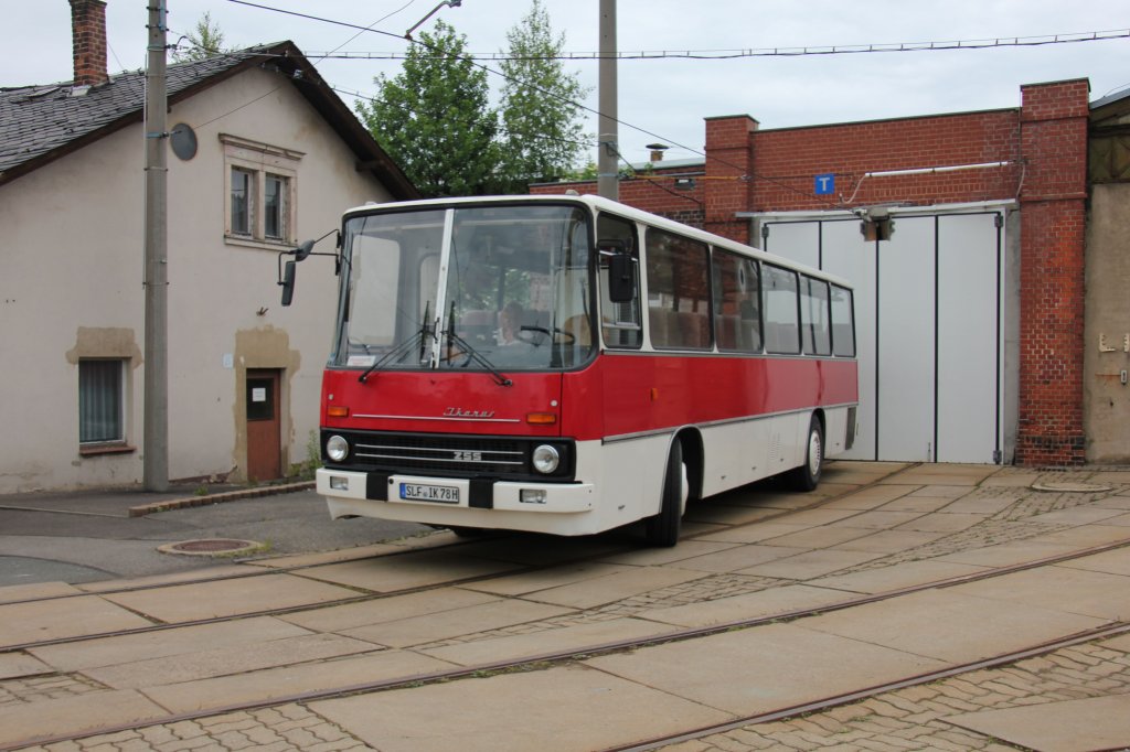 Vom 02.06.-03.06.2012 fand in Chemnitz das 10. Kappler Straenbahnfest statt.Aus Saalfeld reiste dieser Ikarus 255 an.
