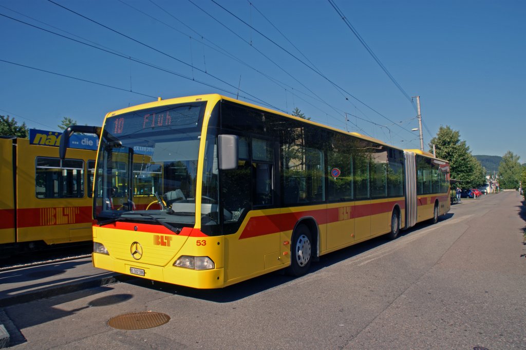 Vom 14. Juni bis 13. August 2011 ist die Tramlinie 10 von Ettingen bis Rodersdorf wegen Bauarbeiten untertbrochen. Darum Fahren Busse bis nach Rodersdorf. Hier steht der Mercedes Citaro mit der Betriebsnummer 53 an der Station in Ettingen. Die Aufnahme stammt vom 03.07.2011.