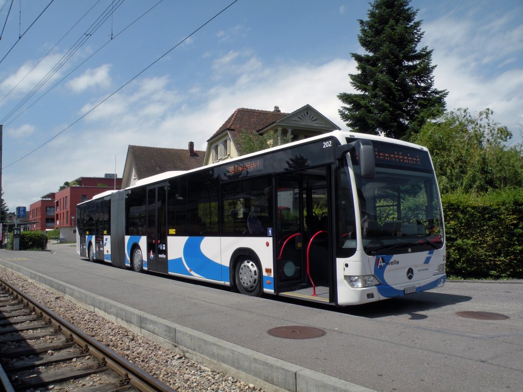 Vom 14. Juni bis 13. August 2011 ist die Tramlinie 10 von Ettingen bis Rodersdorf wegen Bauarbeiten untertbrochen. Darum Fahren Busse bis nach Rodersdorf. Hier ein fr dies Zeit gemieteter Mercedes Citaro des Busbetriebes Olten Gsgen mit der Betriebsnummer 202 an der Station in Ettingen. Die Aufnahme stammt vom 08.07.2011.