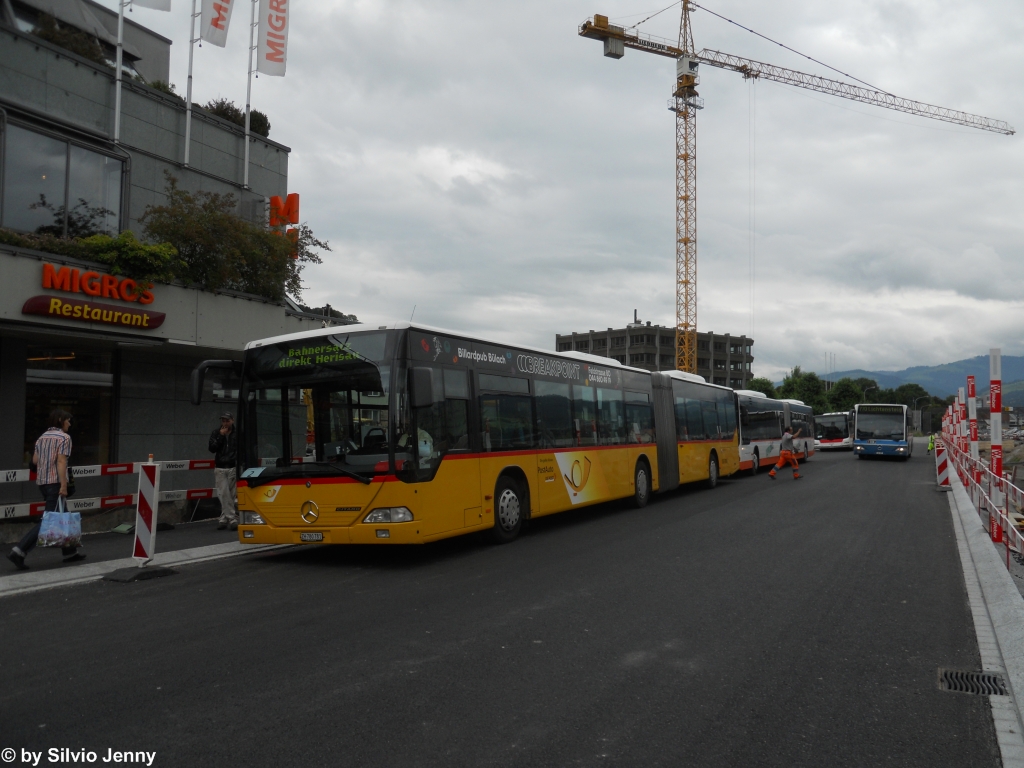 Vom 9.Juli - 10.August 2012 baut die SOB die Strecke Liechtensteig - Herisau um. Dazu fahren Ersatzbusse zwischen Wattwil und Herisau. Deren Einsatz ist sehr vielfltig wie das Bild vom 20.7.12 in Wattwil zeigt, zuvorderst steht der Citaro G Nr. 194 der Regie Zrcher Unterland, dahinter zwei MAN Lion's City GL von Regiobus und st.gallerbus. Auf der rechten Seite ist der Citaro Nr.3 der BLWE zu sehen, der jedoch auf der planmssigen Linie 770 im Einsatz ist.
