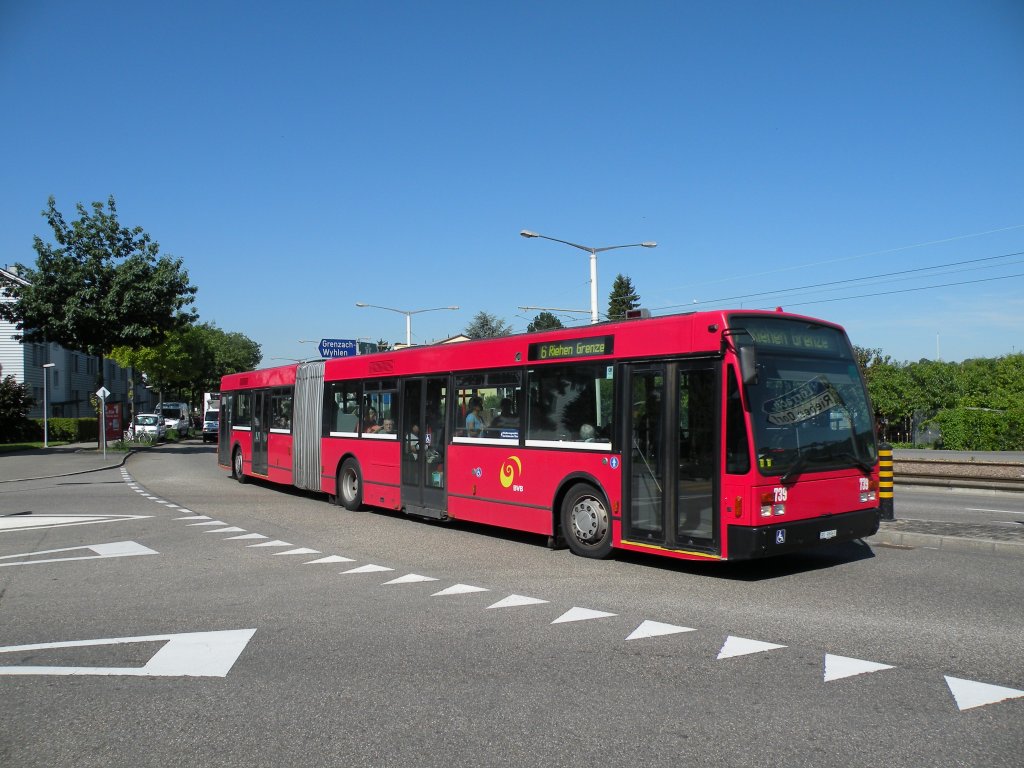 Vom Montag 23.07.2012 bis 12.08.2012 ist die Linie 6 vom Eglisee bis nach Riehen Grenze wegen einer Gleisbaustelle unterbrochen. Auf der Unterbrochenen Strecke werden Autobusse eingesetzt. Die Van Hool Busse von Bernmobil sind auch im Einsatz. Hier Bus Nr.739 (ex Bernmobil 242). Die Aufnahme stammt vom 23.07.2012.