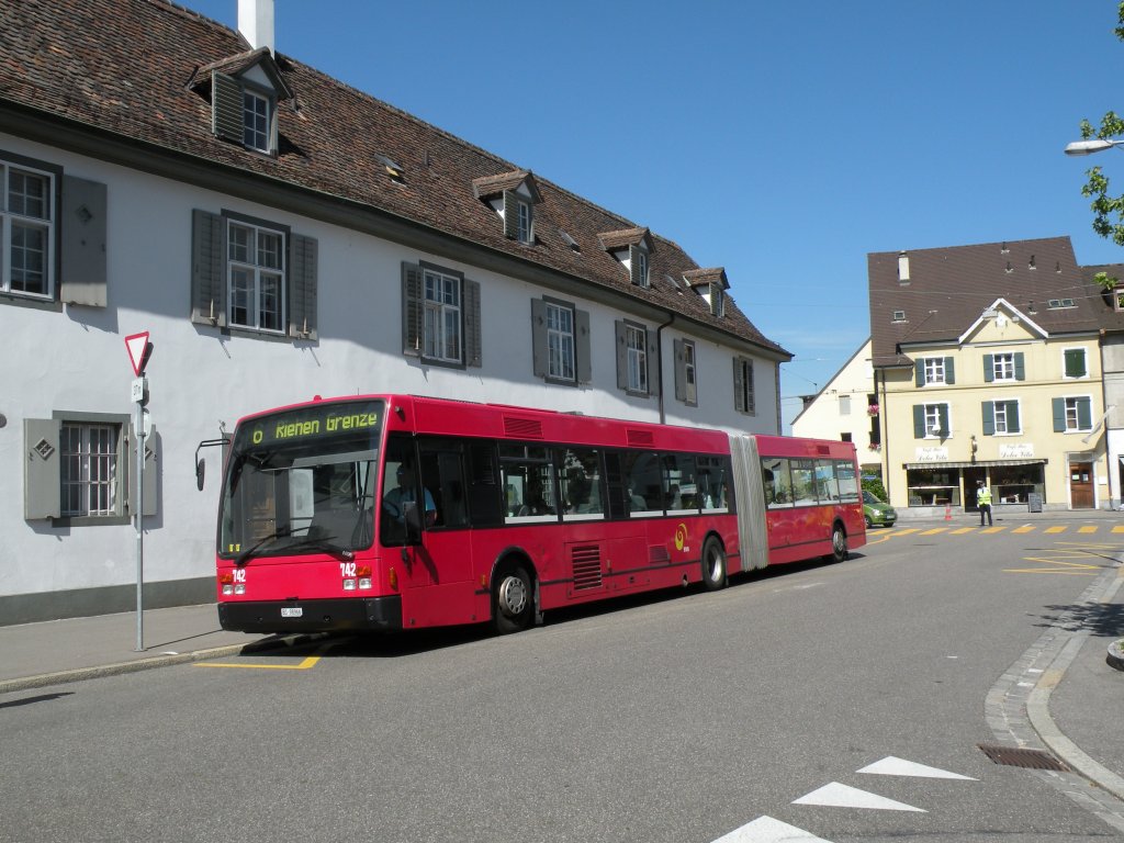 Vom Montag 23.07.2012 bis 12.08.2012 ist die Linie 6 vom Eglisee bis nach Riehen Grenze wegen einer Gleisbaustelle unterbrochen. Die Van Hool Busse von Bernmobil sind auch im Einsatz. Hier Bus Nr.742 (ex Bernmobil 249) an der Haltestelle Bettingerstrasse. Die Aufnahme stammt vom 23.07.2012.
