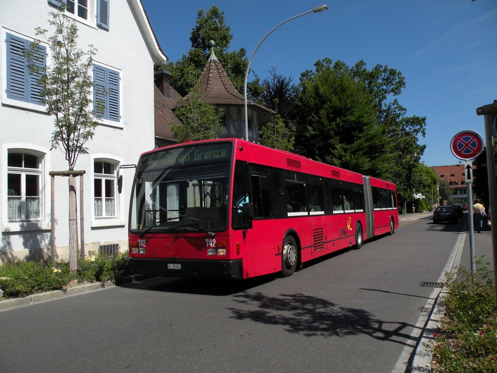 Vom Montag 23.07.2012 bis 12.08.2012 ist die Linie 6 vom Eglisee bis nach Riehen Grenze wegen einer Gleisbaustelle unterbrochen. Die Van Hool Busse von Bernmobil sind auch im Einsatz. Hier Bus Nr.742 (ex Bernmobil 249) kurz nach der Haltestelle Riehen Bahnhof. Die Aufnahme stammt vom 23.07.2012.
