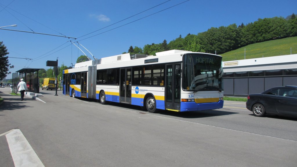 Von den fnf SwTr2 war am 25.5.2012 nur der Gelenktrolley Nr. 124 im Einsatz, auf der Linie 4, Endstation Eplatures. Aus Kostengrnden fr die Fahrleitungserneuerung will TRN den Oberleitungsbetrieb in La Chaux de Fonds aufgeben.