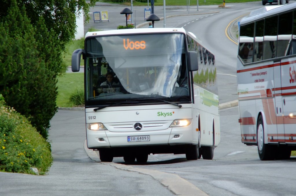 Von der Hauptstrasse zum Bahnhof Voss ist eine kurze, aber nicht zu unterschtzende Steigung zurckzulegen. Wenn diese durch wartende Reisebusse blockiert ist, mssen die Skyss-Kurswagen schon mal aufs Trottoir ausweichen. 5.7.2010. 