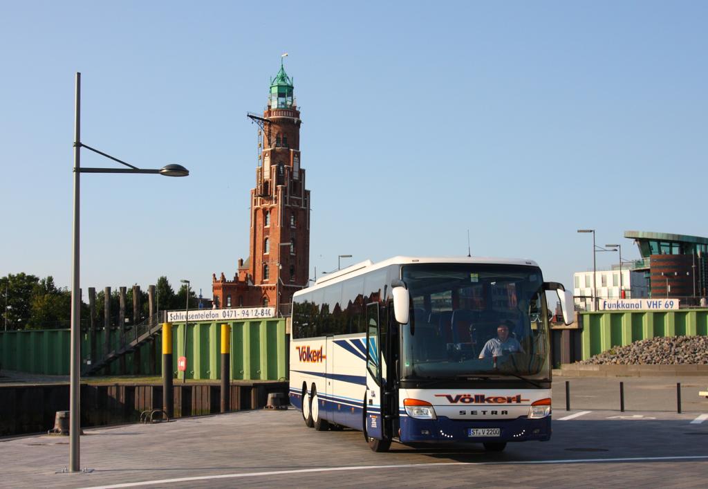 Vor dem alten Leuchtturm steht am 6.7.2013 der grte Reisebus der Fa. Vlkert aus 
Hrstel - Riesenbeck. Es handelt sich um den Setra Typ 416 GT HD Comfort Class.