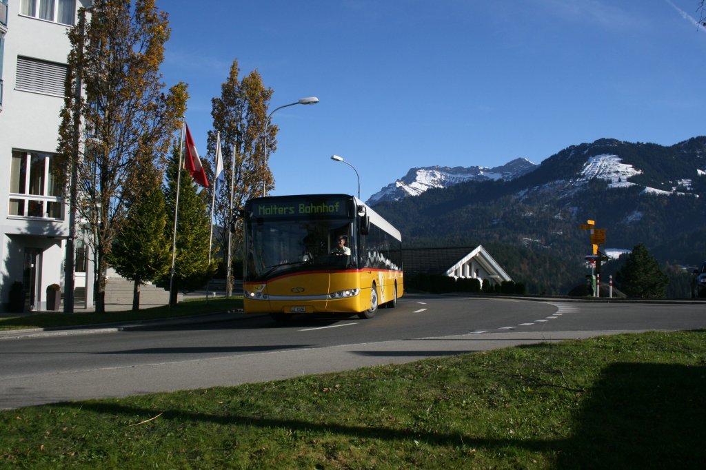 Vor dem bereits eingeschneiten Pilatus-Massiv fhrt der  Quoten-Solaris  LU 15'694 von PU Zurkirchen, Malters, am 29.10.2010 durch das Dorf Schwarzenberg. 