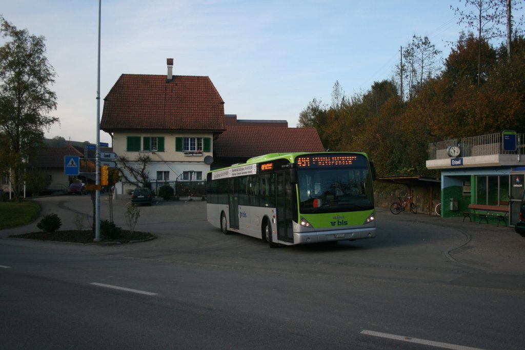Vor dem einstigen Bahnhof Eriswil hat der Busland-Van Hool Nr. 17 am 29.10.2010 die meisten Fahrgäste  ausgespuckt  und ist bereit für die Schleife zum Hinterdorf und zum Altersheim. 