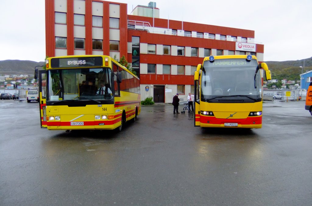 Vor dem FFR-Hauptsitz in Hammerfest begegnen sich am 24.6.2010 ein Volvo/Vest B6B als Stadtbus und der Kurswagen Skaidi-Hammerfest, ein Vest-Karosserierter Volvo 9700. 
