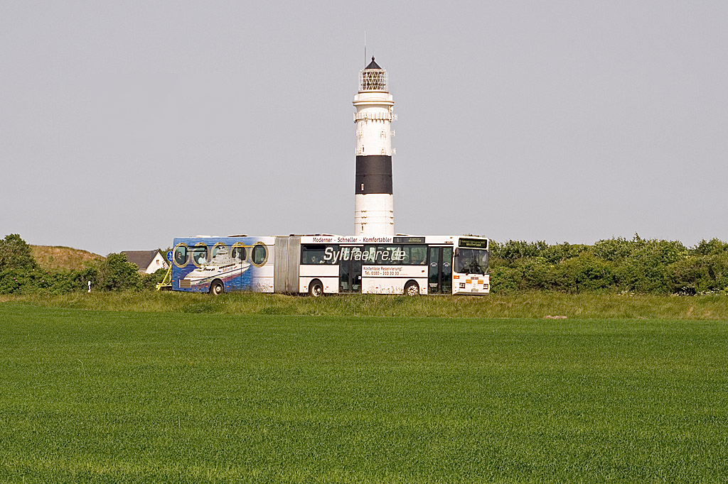 Vor dem Kampener Leuchtturm war am 30. Mai 2008 der NF-CM 961 auf der Linie 1 von List in Norden der Insel Sylt zum Hauptort Westerland unterwegs.