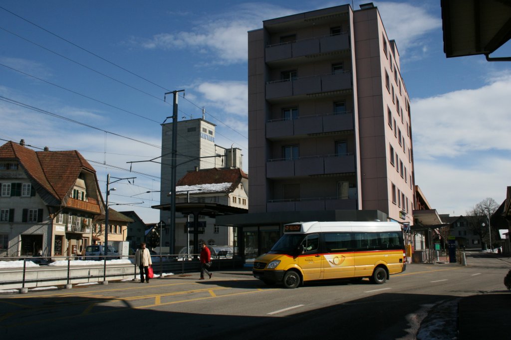 Vor dem in meinen Augen eher hässlichen Stationsgebäude von Lützelflüh-Goldbach wendet der Sprinter 221 (PU RBS) aus Biglen kommend und wird nach genau null Minuten Reservezeit wieder bergwärts fahren mit Ziel Arni BE. 22.2.2010. 
