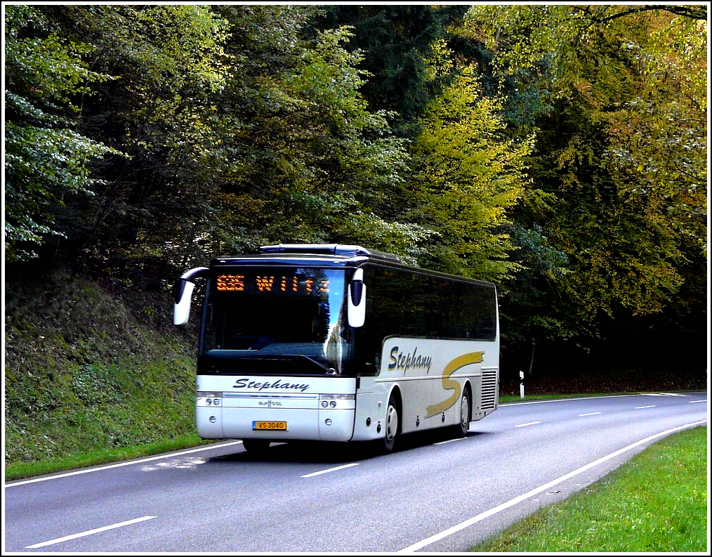 (VS 3040) Am 26.10.2011 begegnete mir dieser Van Hool T915 Atlino Bus der Firma Stepany aus Troivierges zwischen Schumann und Wiltz.