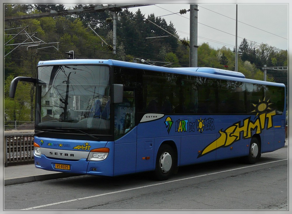 (VS 4025) Setra S 415 UL der Firma Schmit aus Schieren hlt fr eine kurze Rast in der Nhe des Bahnhofs in Ettelbrck. 17.04.2011