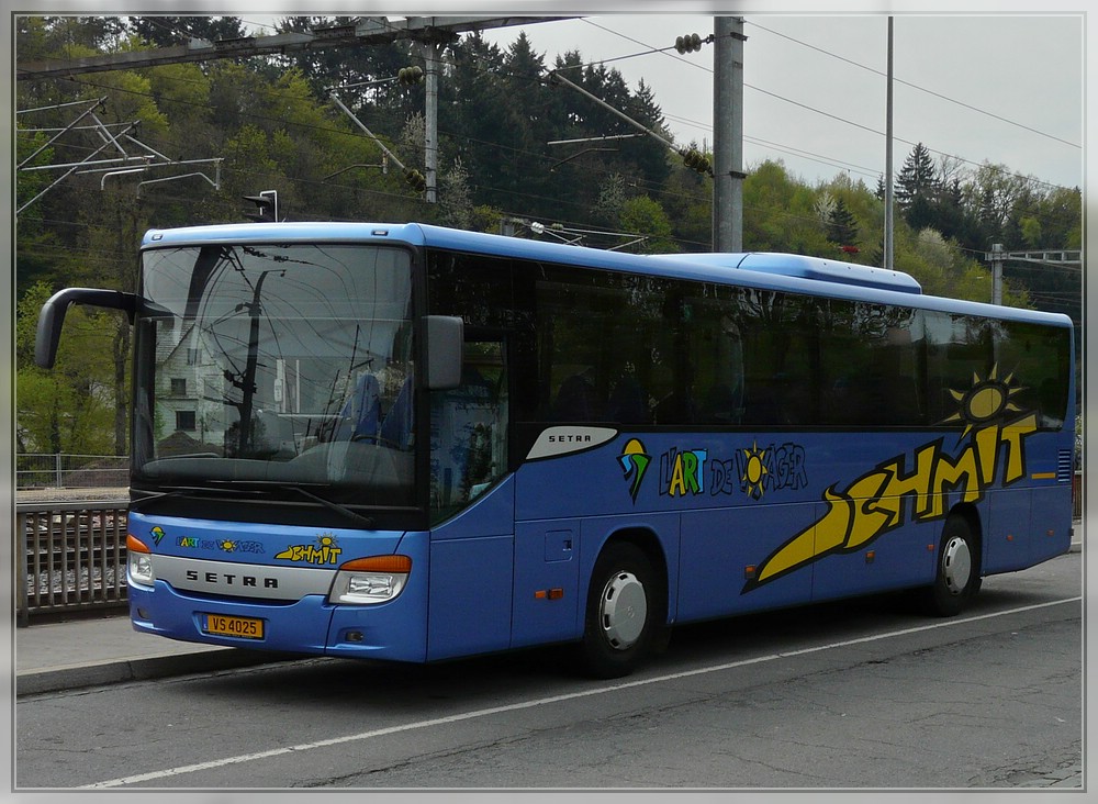 (VS 4025) Setra S 415 UL der Firma Schmit aus Schieren hält für eine kurze Rast in der Nähe des Bahnhofs in Ettelbrück. 17.04.2011