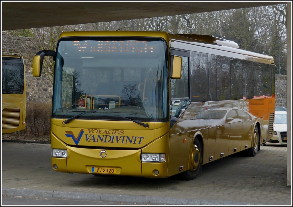 (VV 2020) Irisbus Crossway der Busfirma Vandivinit wartet in Bettemburgam Bhf auf den nchsten Einsatz als SEV wegen Gleisbauarbeiten auf der Linie 60 zwischen Bettemburg und Volmerange les Mines(F). 05.04.2013. 