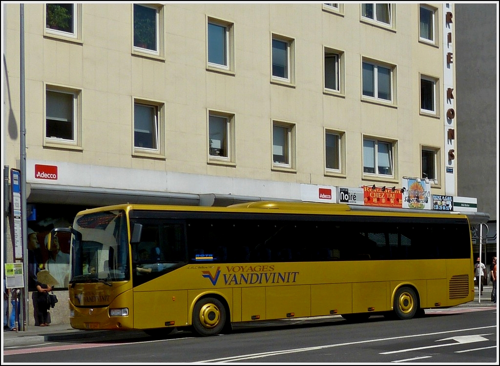 (VV 2047) Irisbus Crosway der Busfirma Vandivinit, fhrt die Bushaltestelle gegenber vom Bahnhof Luxemburg an.  17.06.2013.