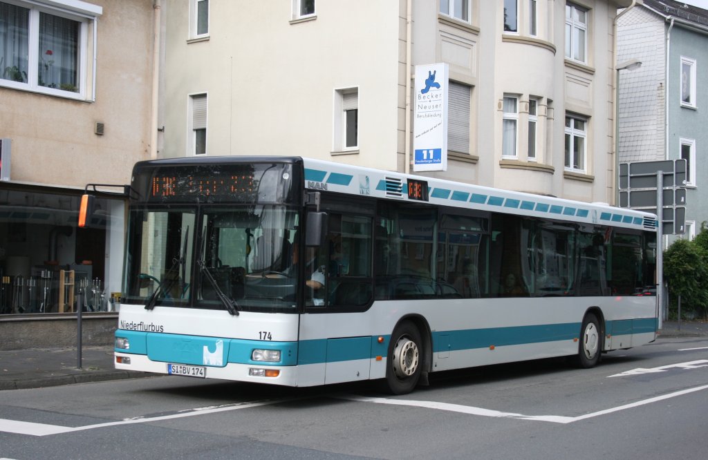 VWS 174 (SI BV 174) hat in wenigen sekunden den ZOB Siegen erreicht.
Siegen, 18.9.2010.