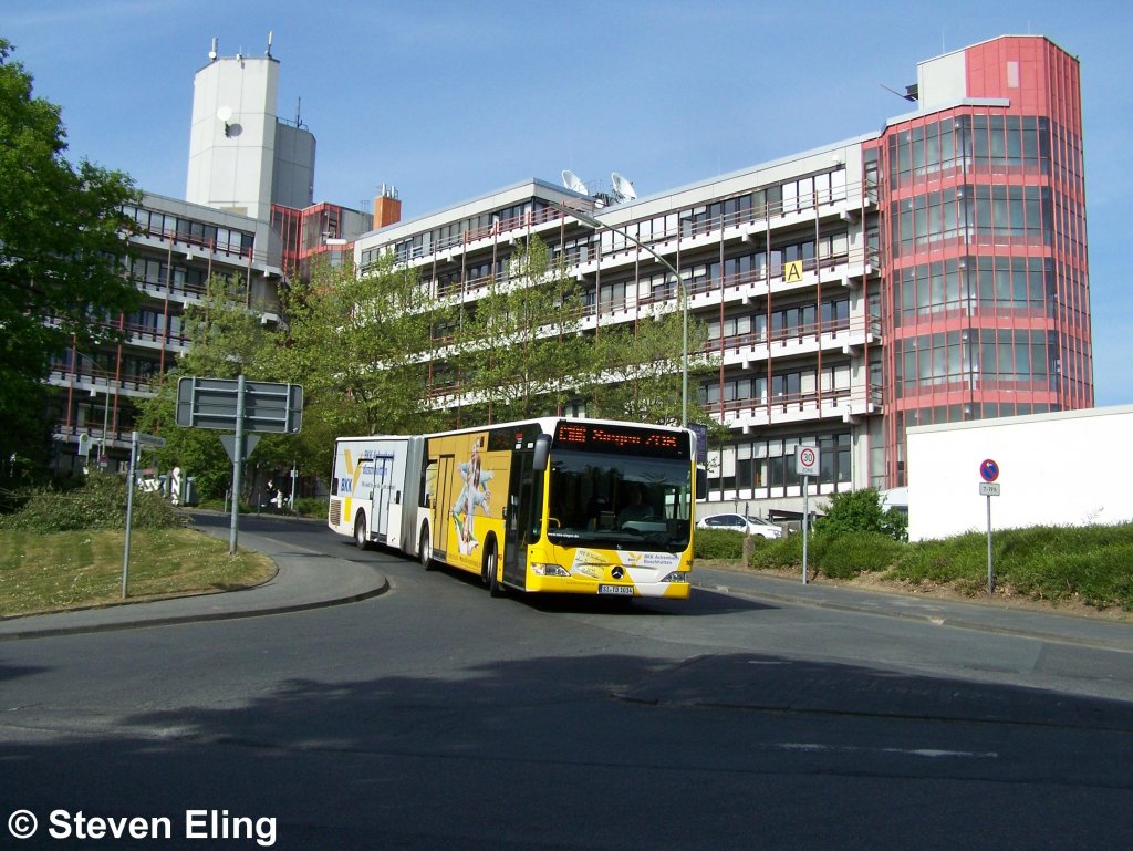 VWS Citaro 1014 mit Werbung auf Talfahrt vom Haarder-Berg in Siegen-Weidenau. Im Hintergrund eines der Universittsgebude.
