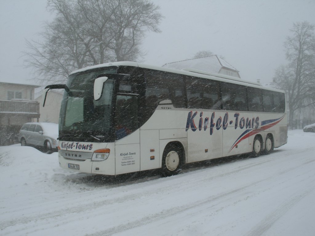 Whrend am 10.Mrz 2013 der Busnahverkehr auf Rgen,wegen dem Schneefall,eingestellt wurde,kmpfte sich Dieser SETRA S416 GT-HD bis nach Bergen/Rgen.