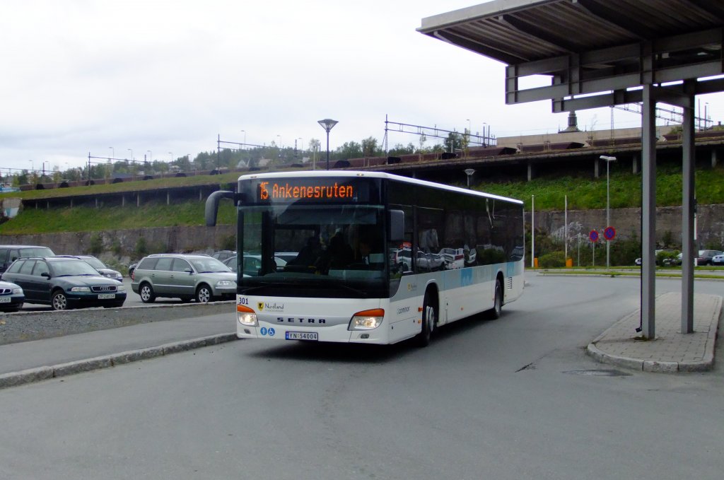 Whrend im Hintergrund soeben einen Erzzug aus Kiruna in die grsste Erzverladeanlage Europas einfhrt, erreicht Setra Nr. 301 im Einsatz auf der Linie 15 gerade den Busbahnhof Narvik. 28.6.2010. 