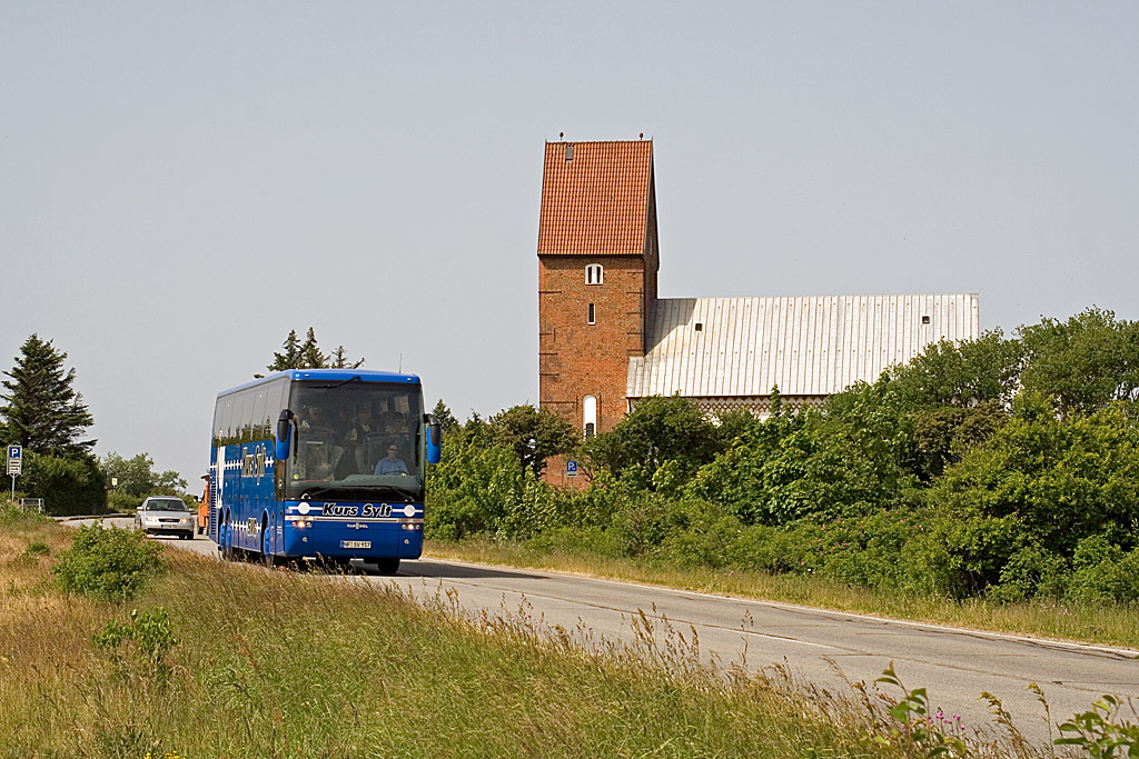 Whrend einer Inselrundfahrt rollte am 30. Mai 2008 der NF-SV 917 am der Keitumer St. Severin Kriche aus Braderup in Richtung Westerland vorbei.