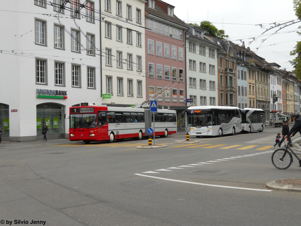 Während rechts PU Motrag (im Auftrag von Postauto) ein Göppel Go4City-Anhängerzug testet (ZH 555 811 + ZH 817 561), setzt Stadtbus Winterthur weiterhin auf bewährte alte Technik in Form des GTZ 149, der am 8.6.2011 auf der Linie 1 eingesetzt wurde.