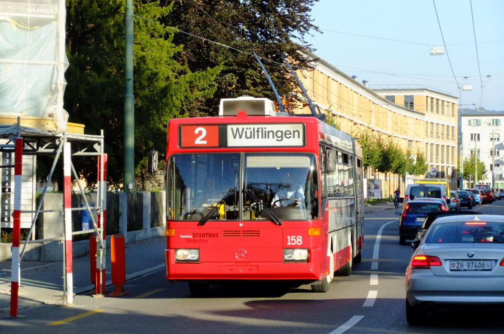 Whrend sich der Feierabendverkehr stadtauswrts am Zwingliplatz staut, ist Wagen 158 am 22.9.2010 praktisch ungehinder stadteinwrts unterwegs zwischen den Haltestellen Deutweg und Fotozentrum. 