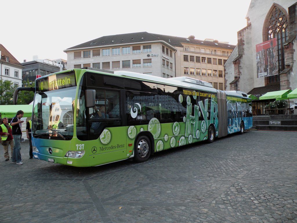 Wrend der Basler Umwelttage ist der Mercedes Citaro Hybryd Bus auf dem Barfserplatz ausgestellt und kann besichtigt werden. Die Aufnahme stammt vom 28.05.2011.