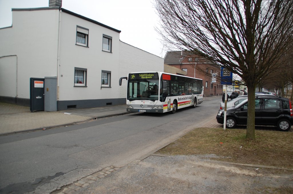 Wagen 0412 der NVV als Shuttlebus zum Borussenstadion am Samstag den 5.3.2011 aud der Mittelstrasse in Rheydt.