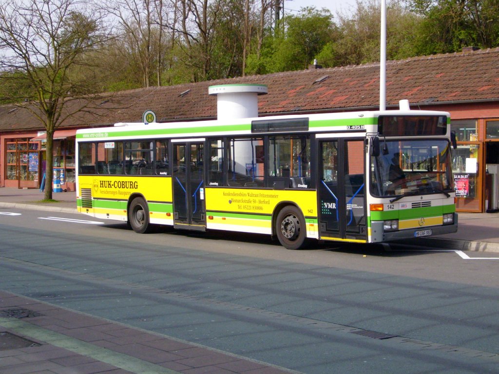 Wagen 142 der Verkehrsbetriebe Minden Ravensberg mit Huk Coburg Werbung.
Aufgenommen am 27.01.2011 am Bahnhof Herford.