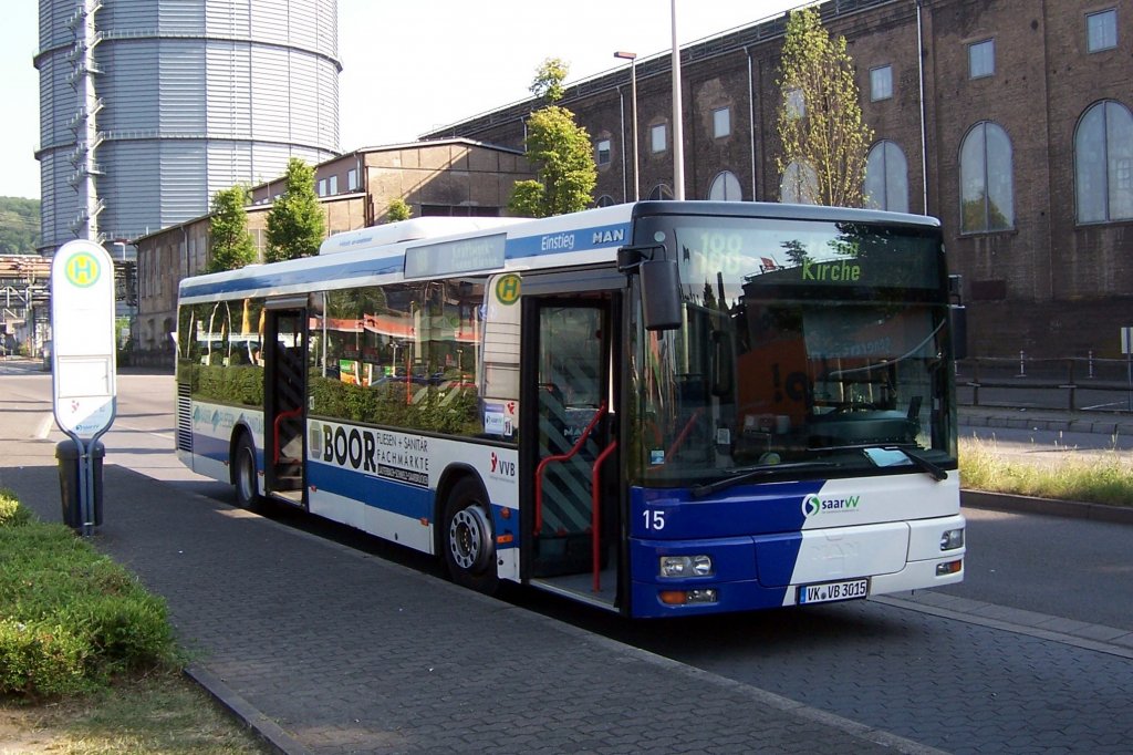 Wagen 15 der VVB, ein MAN NL263 mit EZ 2001, ist im Juli 2013 an Gummibahnhof abgestellt.