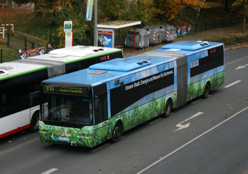 Wagen 1685 (DO DS 1685) mit Werbung fr die Stadtwerke Dortmund (DEW21)
auf den weg nach Wellinghofen.
31.10.2009