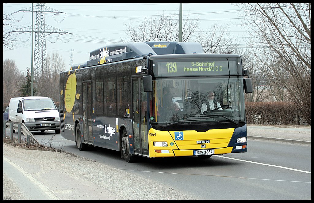 Wagen 1864, der speziell fr Erdgas ausgerstet ist, auf der Rampe zur Frstenbrunner Brcke (Typ NL 313 CNG Lion's City, gesehen Berlin Westend 19.03.2010)