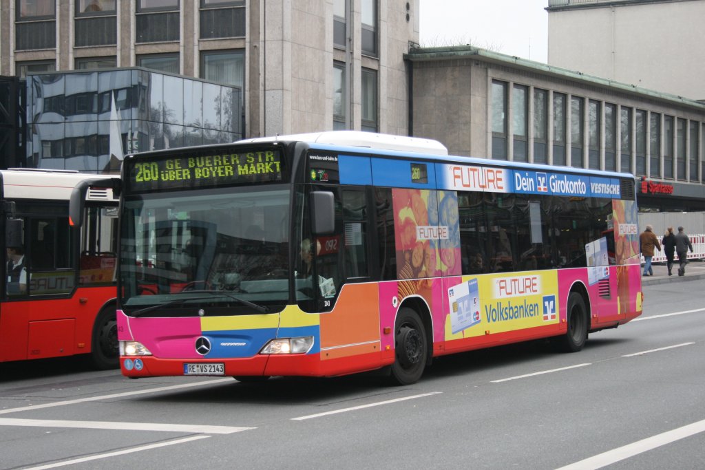 Wagen 2143(RE VS 2143) mit Werbung für die Volksbank.
Aufgenommen am ZOB Pferdemarkt in Bottrop mit der Linie 260 nach Gelsenkircheb Buererstr.