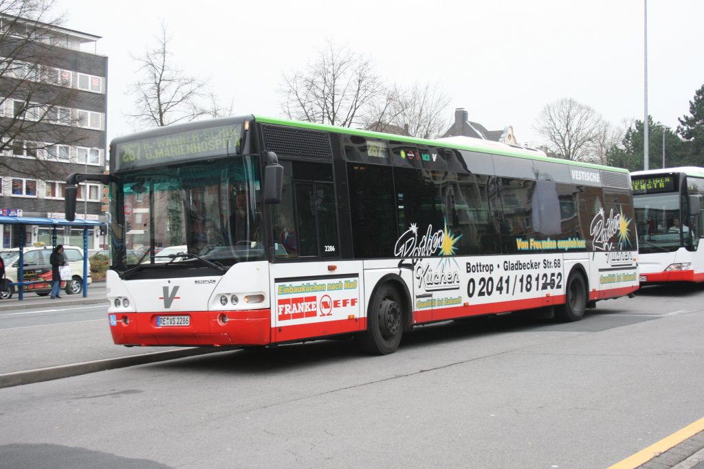 Wagen 2286 (RE VS 2286) mit Werbung fr Rother Kchen.
Aufgenommen am ZOB Pferdemarkt in Bottrop.