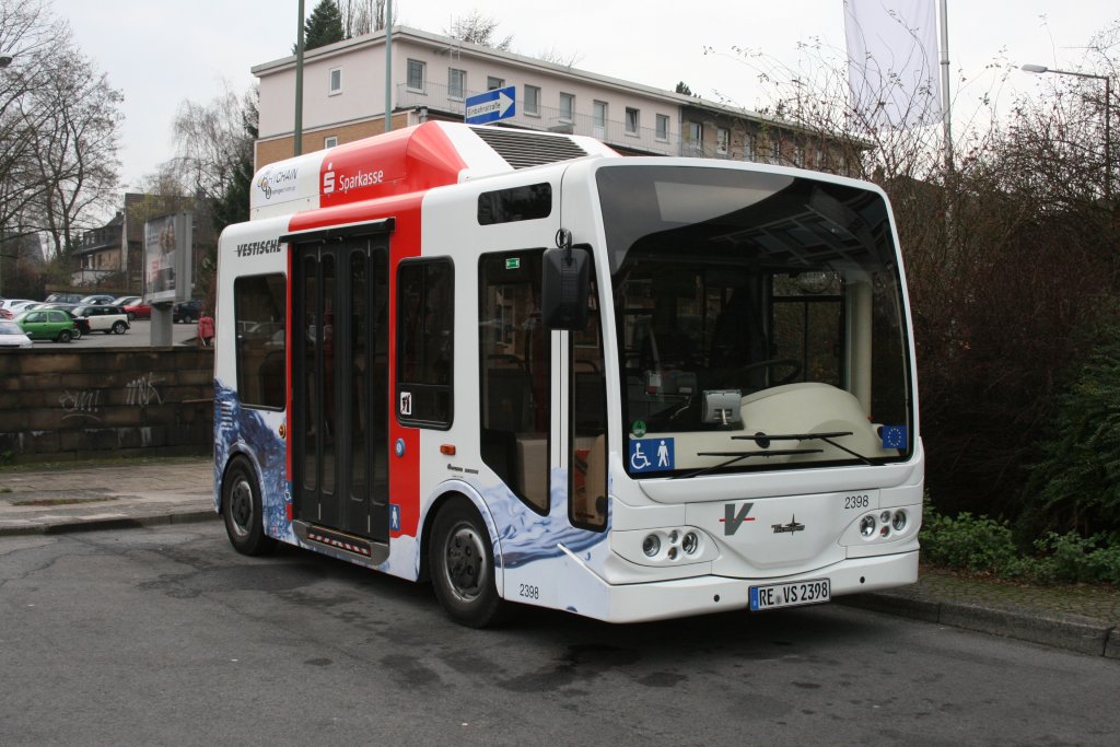 Wagen 2398 (RE VS 2398) von vorne Aufgenommen.
Diesen Hybrid Bus habe ich am 1.12.2009 am ZOB Bottrop aufgenommen.