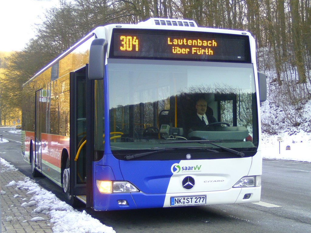 Wagen 277 der NVG am 7. Mrz 2010 gegen 16:45 an der Haltestelle  Hanauer Mhle  auf dem Weg als Linie 304 nach Lautenbach.